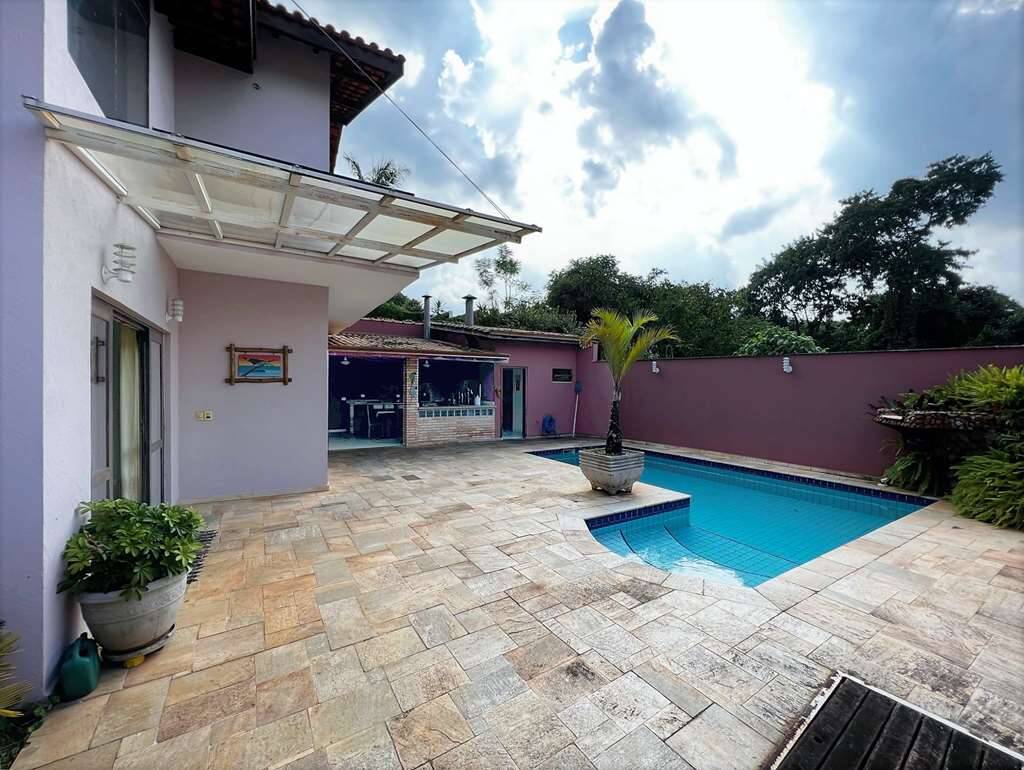 Ref.: 1040 - Casa em Cotia -3 suites - piscina